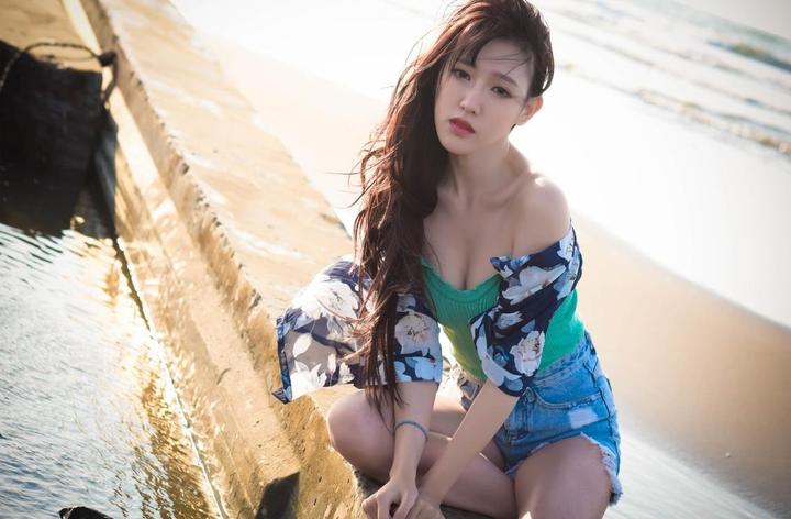 品牌推广中的One一个手托奶图标